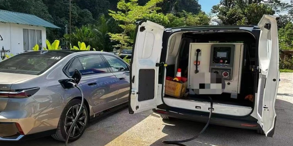 Mobile Power Banks for EVs: Enhancing Roadside Assistance with DC Fast Charging
